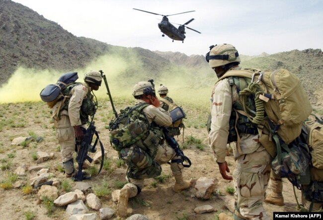 Tentara Amerika bersiap untuk menaiki helikopter, sekitar 60 kilometer sebelah utara Kandahar, Afghanistan. (Foto: AFP/Kamal Kishore)