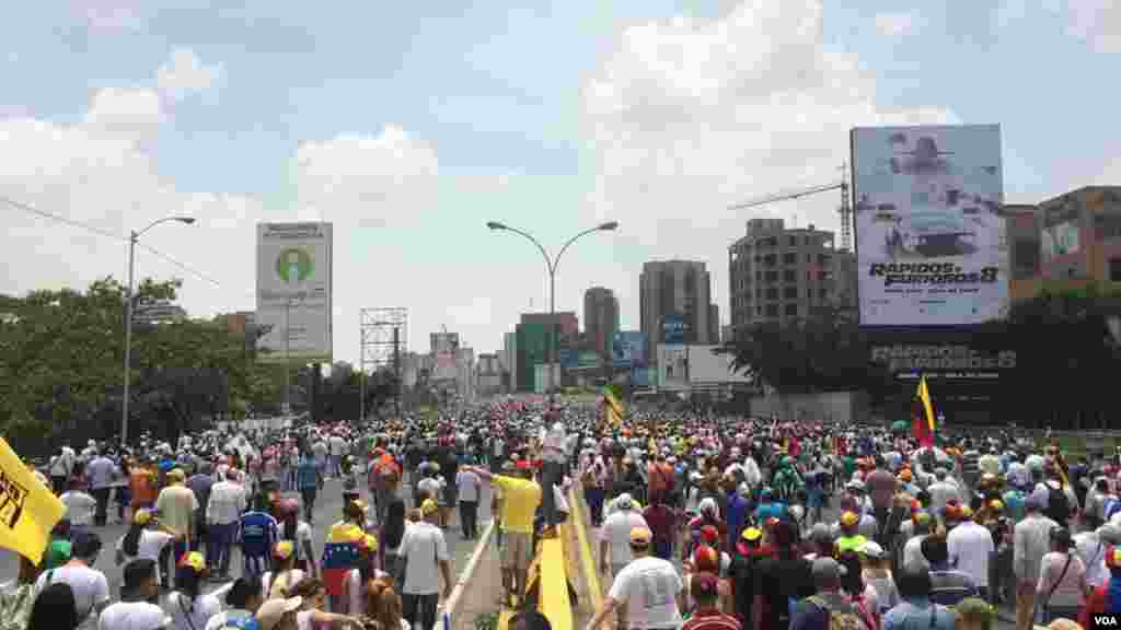 El grupo de manifestantes de la oposición que se dirigían a la defensoría del pueblo señalaron que entregarían un documento en dicha institución en la que exigen elecciones de inmediato y la liberación de los presos políticos.