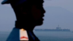 Hàng không mẫu hạm USS Carl Vinson của Mỹ trên biển Đông ngoài khơi Đà Nẵng. Sau lần thứ 2 phải dừng thăm dò dầu khí trên vùng biển có tranh chấp trước sức ép của Trung Quốc, các chuyên gia cho rằng Việt Nam "đang ở trong thế kẹt."