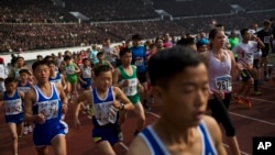 Para pelari mulai bergerak dari garis start di Stadion Kim Il Sung dalam lomba lari tahunan "Mangyongdae Prize International Marathon" di Pyongyang, Korea Utara 13 April 2014 tahun lalu (Foto: dok). 