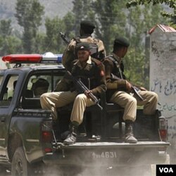 Tentara Pakistan berpatroli di sekitar lokasi penangkapan bin Laden di Abbottabad (2/5).