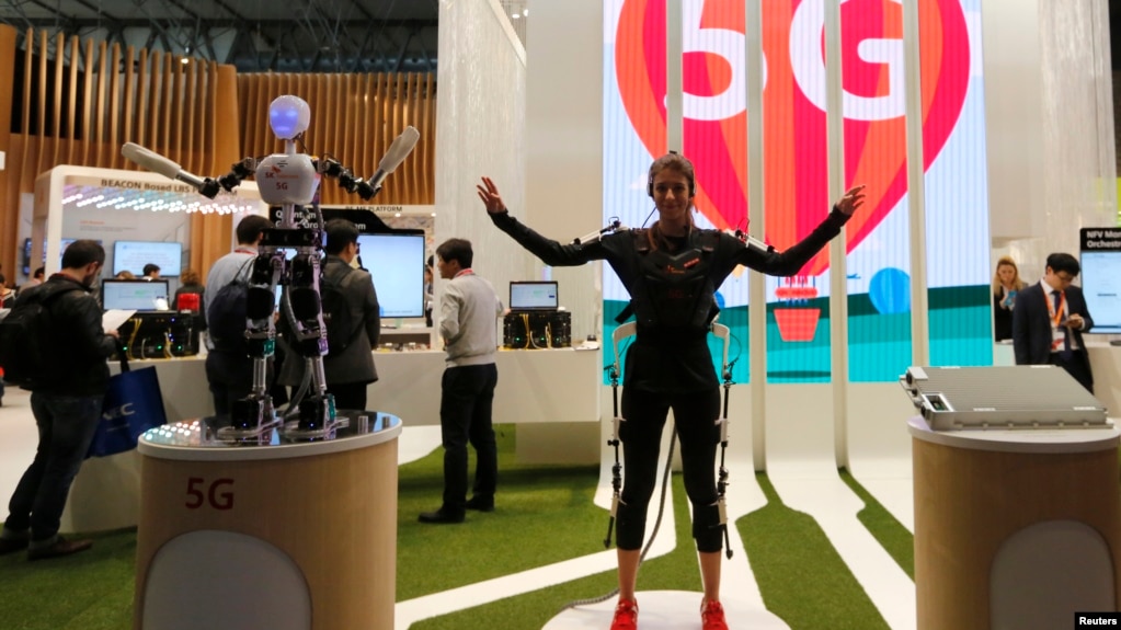 SK电信公司在巴塞罗那举行的世界移动通信大会上使用5G技术指挥机器人的动作。（2015年3月5日）