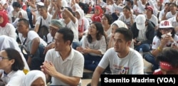 Para pendukung Kandidat 01 Presiden-Wakil Presiden, Joko Widodo-Ma’ruf Amin, tampak menyimak orasi politik dalam “Konser Putih Bersatu” di Stadion GBK Senayan, Sabtu Siang (13/4) (foto: VOA/Sasmito Madrim)