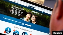 Seorang pria melihat-lihat laman Undang-undang Layanan Kesehatan Terjangkau (Obamacare). (Foto: Dok)