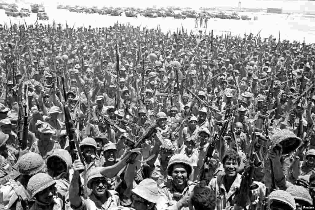 Isroillik zobitlar g&#39;alabani nishonlayapti / Israeli soldiers celebrate during the 1967 Middle East War, widely known as the Six Day War.