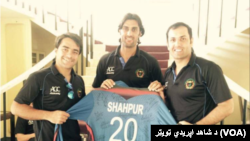 اکثر بازیکنان تیم ملی کرکت افغانستان در این پیراهن امضا کرده اند