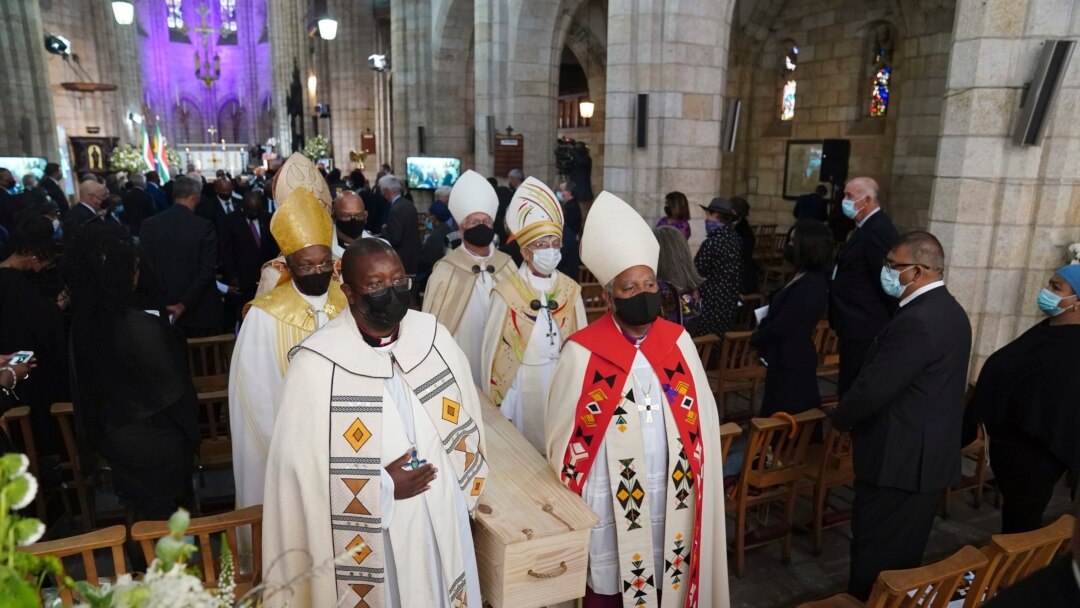 Peti jenazah Uskup Agung Anglikan Emeritus Desmond Tutu dibawa keluar dari katedral pada akhir upacara pemakamannya di Katedral St. George, Cape Town, Afrika Selatan, Sabtu, 1 Januari 2022.