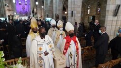 Peti jenazah Uskup Agung Anglikan Emeritus Desmond Tutu dibawa keluar dari katedral pada akhir upacara pemakamannya di Katedral St. George, Cape Town, Afrika Selatan, Sabtu, 1 Januari 2022.