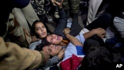 Police detain Indian youth protesting the release of a minor convicted in a fatal 2012 gang rape in New Delhi, India, Dec.20, 2015. 