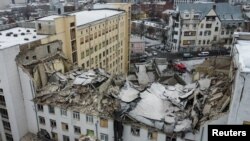 Gedung milik Universitas Nasional rusak berat akibat serangan misil Rusia di Kharkiv, Ukraina, 5 Februari 2023. (Foto: Vitalii Hnidyi/Reuters)