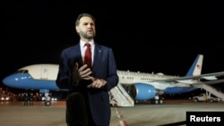 JD 밴스 미국 부통령이 지난 8일 기자들의 질의에 답하고 있다.