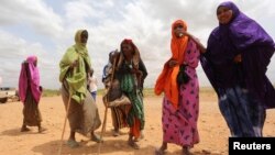 Des Somaliennes, déplacées à cause des inondations autour du fleuve Shabelle, attendent une assistance près de Baledweyne, au centre de la Somalie, le 22 juin 2016.