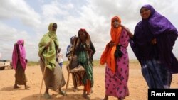 Abanyesomaliya bahunze imyuzure yateye hafi y'uruzi Shabelle, barindiriye imfashanyo hafi y'i Baledweyne, hagati muri Somaliya, Itariki 22/06/2016.