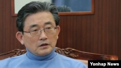 박근혜 한국 대통령 당선인이 미국에 파견키로 한 정책협의대표단 단장으로 결정된 새누리당 이한구 원내대표. 25일 국회 원내대표실에서 취재진의 질문에 답변하고 있다.