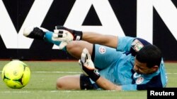 Le gardien de but tunisien Mathlouthi Ayem se couche pour capter une balle lors d’un match de la CAN au stade de l’Amitié, Libreville, Gabon, 27 janvier 2012.