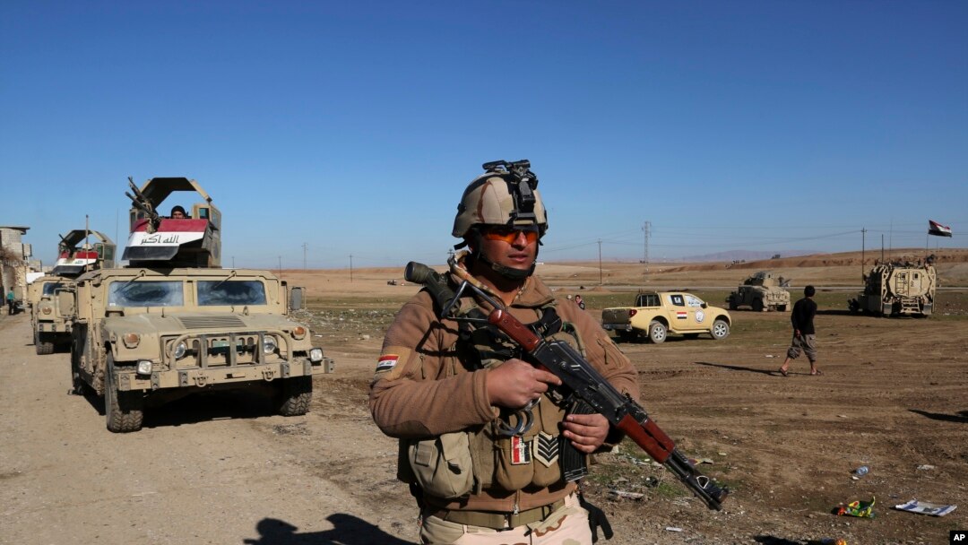 Tentara Irak bergerak memasuki wilayah timur Mosul setelah berhasil mengalahkan militan ISIS di kawasan tersebut, Selasa, 24 Januari, 2017. (AP Photo/ Khalid Mohammed).