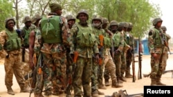 Des soldats dans le village de Baga,13 mai, 2013. REUTERS/Tim Cocks