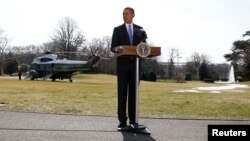 Presiden Amerika Barack Obama menyampaikan sambutan terkait situasi di Ukraina sebelum meninggalkan Gedung Putih, Washington DC dengan helikopter 'Marine One' (20/3).