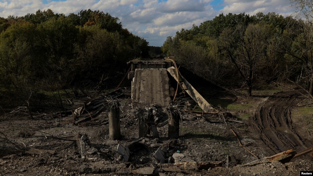 Фото: зруйнований міст через Сіверський Донець поблизу Балаклії, звільненої ЗСУ, Харківська область, 18 вереня 2022 року. REUTERS/Sofiia Gatilova