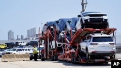 ARCHIVO: Un transporte con autos nuevo en Belvidere, Illinois, EEUU, el 10 de julio de 2023.