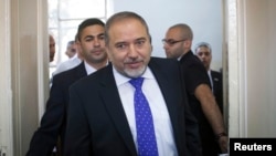 Former Israeli Foreign Minister Avigdor Lieberman (C) enters the courtroom to hear the verdict in the corruption charges against him at the Magistrate Court in Jerusalem, Nov. 6, 2013.