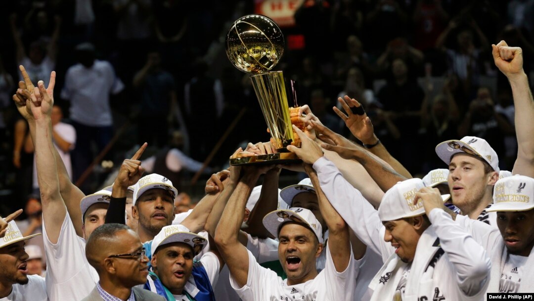 Tim San Antonio Spurs dan piala kemenangan, trofi Larry O'Brien dari NBA (15/6). (AP/David J. Phillip)