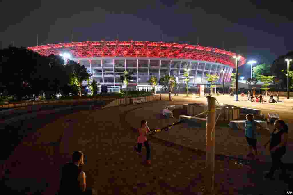 Para pengunjung sedang berolahraga di kompleks Senayan, yang akan menjadi salah satu tempat pelaksanaan pertandingan Asian Games ke-18, 12 July 2018. (Foto: AFP)