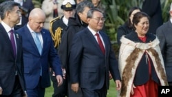 Perdana Menteri China Li Qiang (tengah) bersama Perdana Menteri Selandia Baru Christopher Luxon (kedua dari kanan) dan Gubernur-Jenderal Selandia Baru Dame Cyndi Kiro (kanan) dalam upacara penyambutan di Wellington, Kamis, 3 Juni 2024. (Foto: Mark Mitchell/NZ Herald via AP)