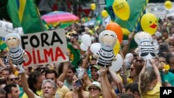 Des manifestants Brésiliens a Sao Paulo réclamant la mise en accusation de la présidente Dilma Rousseff pour corruption, le 13 mars 2016. (AP Photo/Andre Penner)