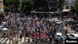 Israelíes protestan en Tel Aviv contra el gobierno del primer ministro Benjamín Netanyahu y demandan la liberación de los rehenes mantenidos por Hamás en la Franja de Gaza, el 6 de julio de 2024.