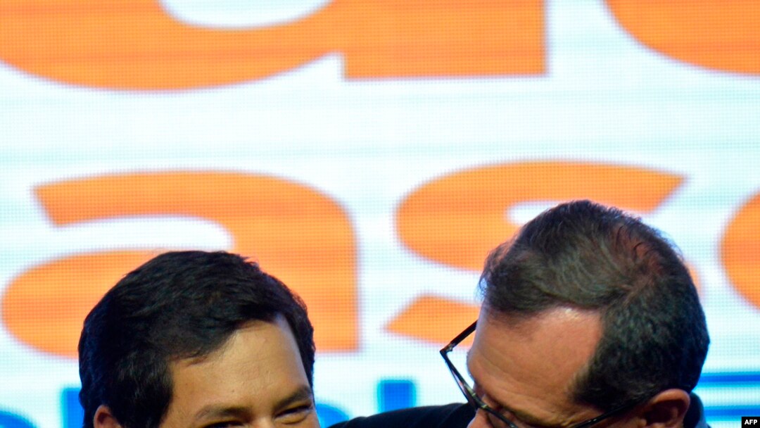 El candidato presidencial de izquierda, Andrés Arauz, y su compañero de fórmula Carlos Rabascall, celebran mientras esperan los resultados oficiales de la elección presidencial, en Quito, Ecuador, el 7 de febrero de 2021. [Foto: AP]