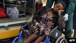 Un patient atteint du choléra arrive au centre Matero Cholera de Lusaka le 27 janvier 2004.