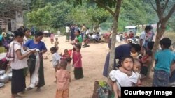 ရခိုင်ပြည်နယ်တွင်း ဖြစ်ပွားနေသော စစ်ပွဲများကြောင့် ထွက်ပြေးတိမ်းရှောင်နေကြရတဲ့ ဘူးသီးတောင်မြို့နယ် စိုင်းဒင်ဈေးရွာရောက် စစ်ရှောင်များ။ (ဓါတ်ပုံ -MP Oung Thaung Shway)