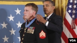 El infante de marina, de 23 años, fue condecorado en la Casa Blanca.