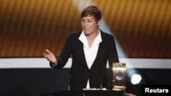 Abby Wambach, đương kim Nữ cầu thủ xuất sắc nhất thế giới của FIFA năm 2012, nằm trong danh sách rút ngắn đề cử cho danh hiệu thế giới năm 2013.