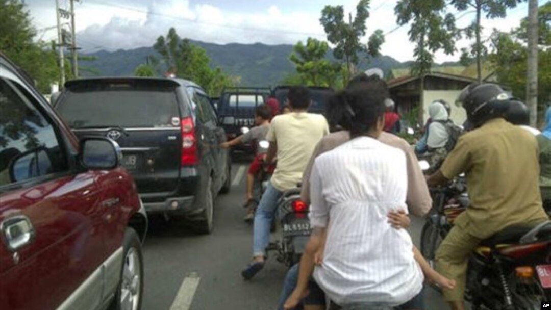 Penduduk Aceh bergegas memacu kendaraan mereka ke tempat aman sesaat setelah gempa berkekuatan 8,6 skala Richter menghantam Aceh.