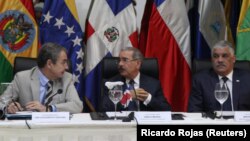 Danilo Medina, presidente de República Dominicana, centro, hizo el anuncio el miércoles, pero también indicó que su país sigue abierto para cuando las partes involucradas decidan volverse a encontrar. 