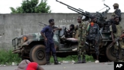 Un homme blessé devant les forces loyales à Alassane Ouattara.