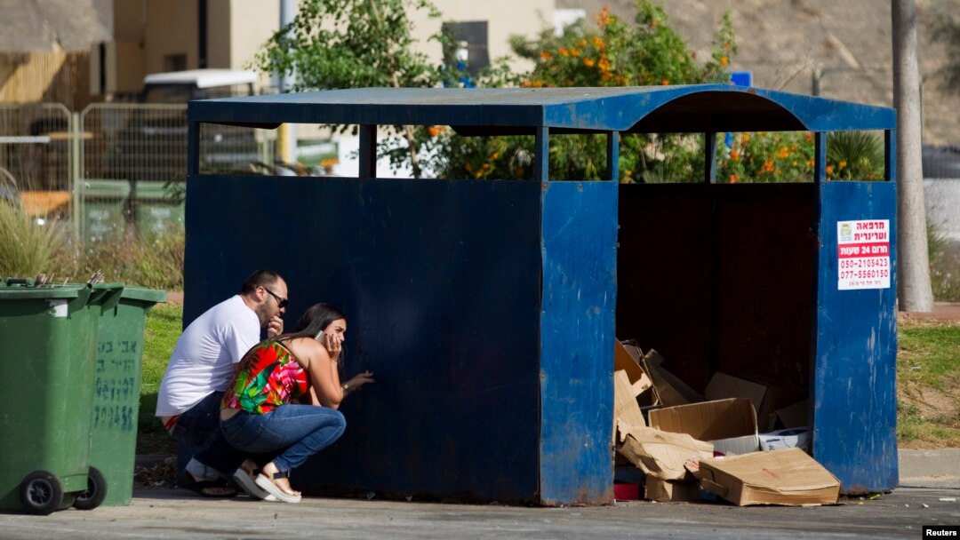 Cư dân Israel ẩn núp sau khi có cảnh báo tên lửa tại Ashdod, ngày 14/7/2014.