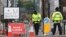 英国警察在曼彻斯特维多利亚火车站附近站岗（2017年5月24日）