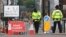 英国警察在曼彻斯特维多利亚火车站附近站岗（2017年5月24日）