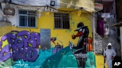 Thiago Firmino, de 39 años, rocía desinfectante para ayudar a contener el coronavirus en la favela de Santa Marta, en Río de Janeiro, el sábado 28 de noviembre de 2020.