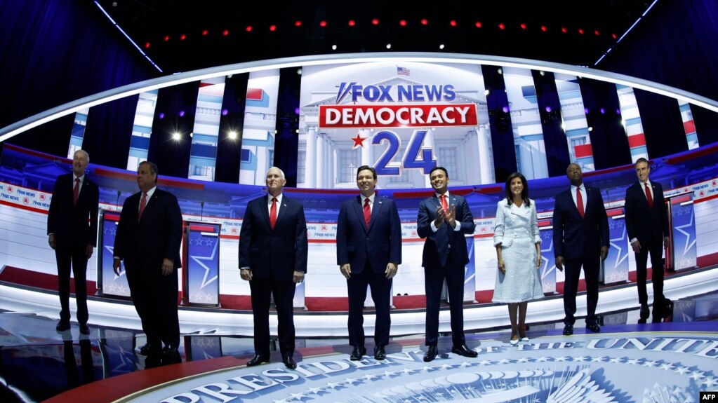 ARCHIVO - Precandidatos a la presidencia de EEUU durante el primer debate republicano, celebrado en Milwaukee el pasado mes de agosto.