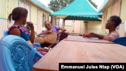 Trois femmes handicapées, épanouies, grâce à Handicap Home de la fondation Coeur d'Afrique, de Roger Milla, à Yaoundé, le 7 décembre 2017. (VOA/Emmanuel Jules Ntap)