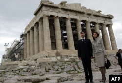 [ARCHIVO]) El presidente sirio Bashar al-Assad y su esposa Asma al-Assad posan para los fotógrafos frente al histórico templo del Partenón durante una visita al sitio arqueológico de la Acrópolis en el centro de Atenas, el 15 de diciembre de 2003.