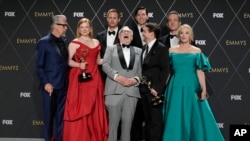 El equipo de "Succession" celebra el premio a mejor serie de drama en la 75a edición de los Premios Emmy, el lunes 15 de enero de 2024. en el Teatro Peacock de Los Ángeles.