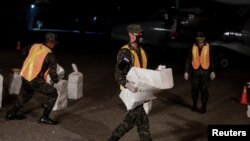 Un grupo de militares transporta paquetes de drogas incautadas en Honduras, el 20 de julio de 2020.