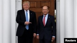 Le président élu Donald Trump avec Wilbur Ross après leur réunion au Trump National Golf Club à Bedminster, New Jersey, le 20 novembre 2016. 