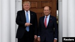 Presiden terpilih AS, Donald Trump bersama miliarder Wilbur Ross (kanan), setelah pertemuan mereka di Bedminster, New Jersey, Minggu (20/11).