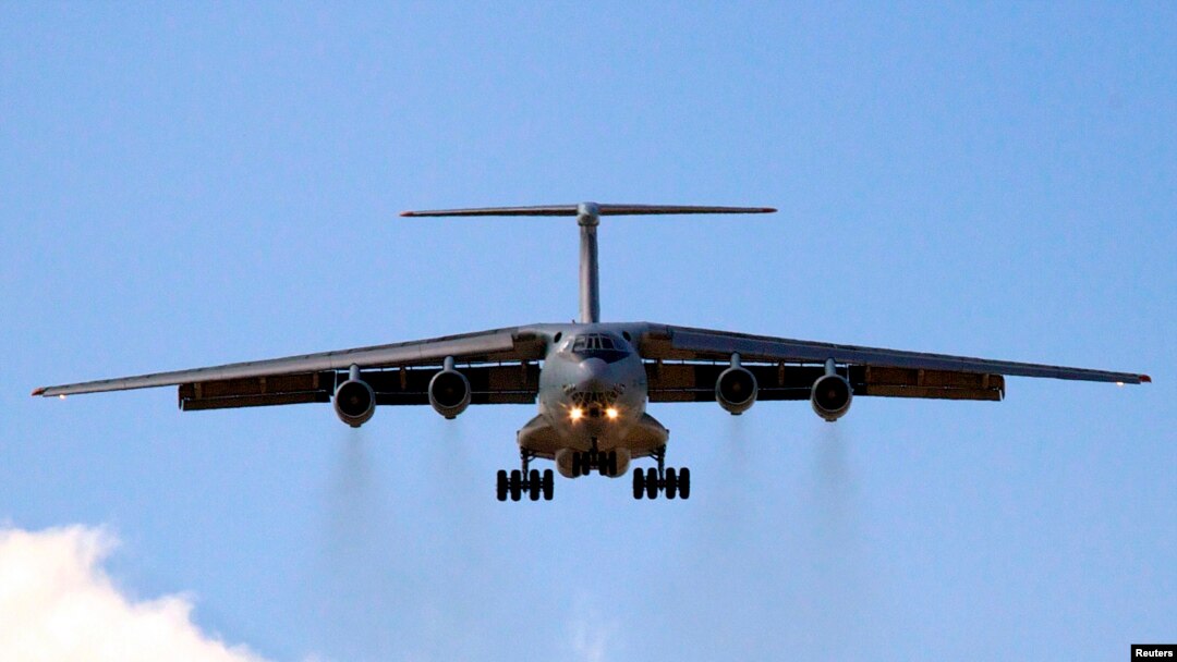 Pesawat China Ilyushin IL-76 menjelang pendaratan di bandara internasional Perth untuk turut serta mencari pesawat Malaysia Airlines yang hilang (16/4). (Reuters/Richard Wainwright)